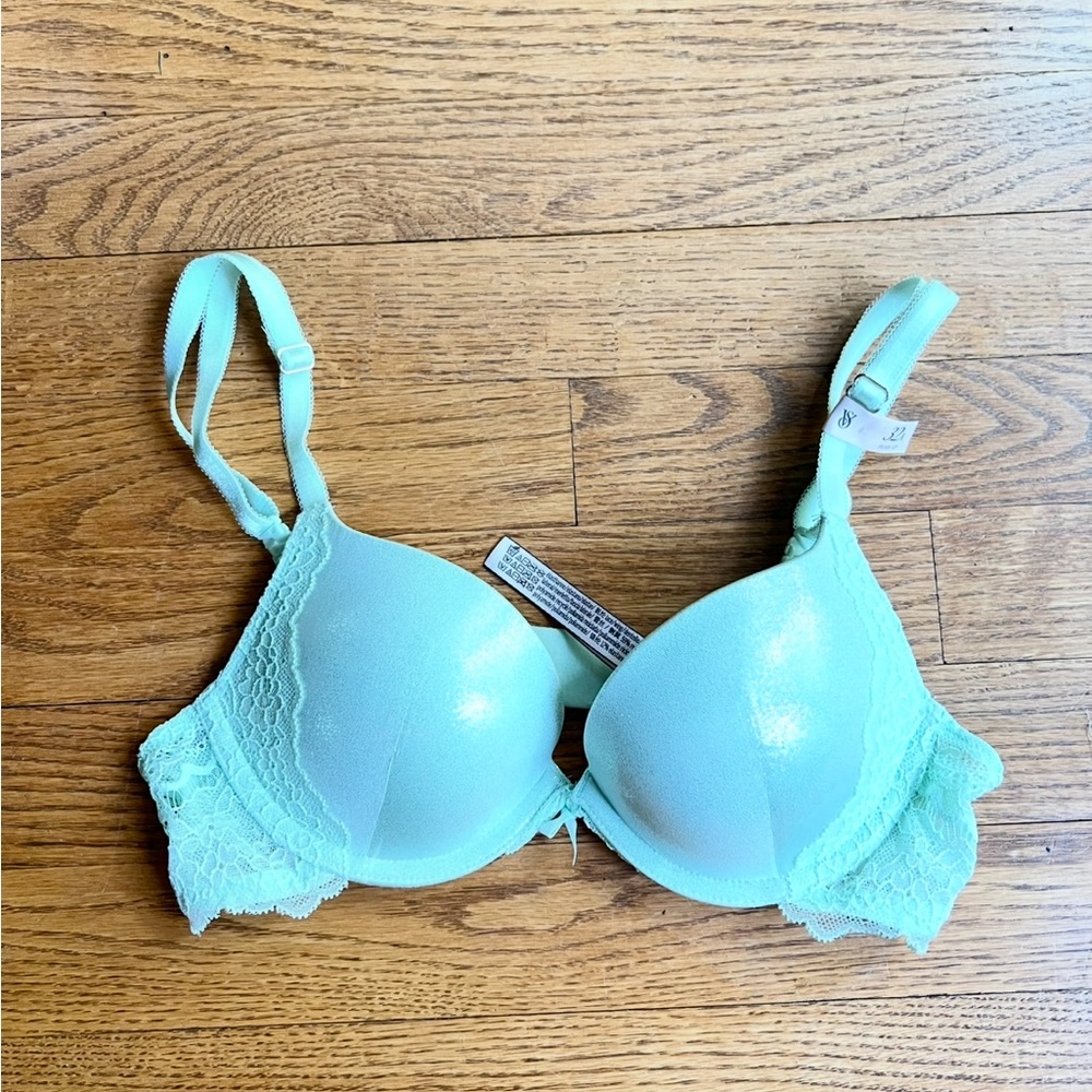 Victoria's Secret Light Green Lace Bra